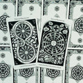 Tarot kortos juodai baltos iliustracijos, parodytos dvi atverstos Pentaklių kortos ir dekoratyvus kortų nugarėlių raštas