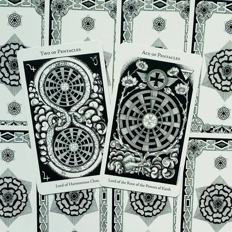 Tarot kortos juodai baltos iliustracijos, parodytos dvi atverstos Pentaklių kortos ir dekoratyvus kortų nugarėlių raštas