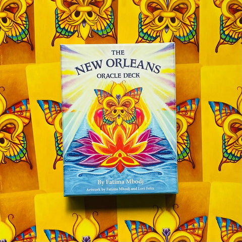 Orakulo kortos New Orleans, Fatima Mbodj dizainas — spalvinga dėžutė išdėstyta ant geltono motyvo fono, centrinis planas