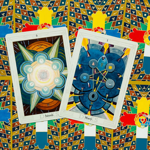 Tarot kortos — dviejų kortų rinkinys Success ir Worry ant spalvoto ornamentuoto fono, pakreiptos ir šiek tiek uždengtos viena kitu