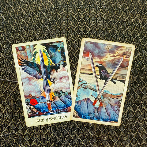 tarot kortos Ace of Swords ir Two of Swords spalvoti variantai, pasvirę viena šalia kitos ant raštuoto fono