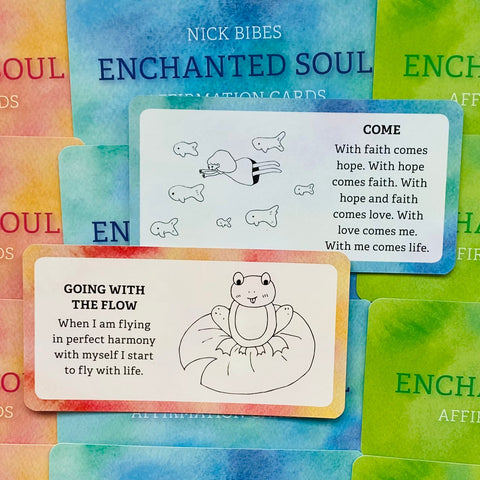 Afirmacijų kortelės Enchanted Soul su akvarelinėmis nugarėlėmis, dvi atviros kortelės su angliškais posakiais ir piešiniais (varlė, plaukiojanti mergaitė)