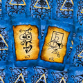 Tarot kortos su mėlynais nugarėlių raštais, dvi atvertos rudos simbolinės kortos kampu, pažymėtos 62 ir 63, skirtos paskaitai