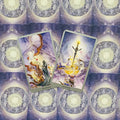 tarot kortos su violetinėmis nugarėlėmis, dvi išryškintos kortos (Dviejų kardų ir Kardų tūzas), pateiktos šonu prekės detalėms
