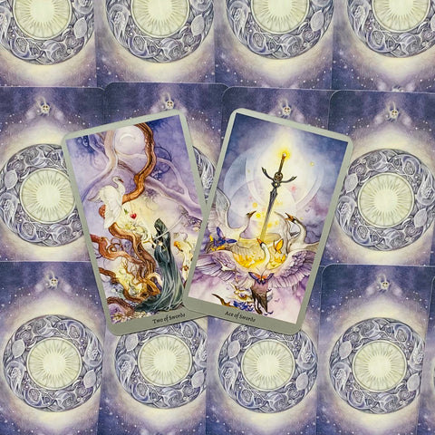 tarot kortos su violetinėmis nugarėlėmis, dvi išryškintos kortos (Dviejų kardų ir Kardų tūzas), pateiktos šonu prekės detalėms