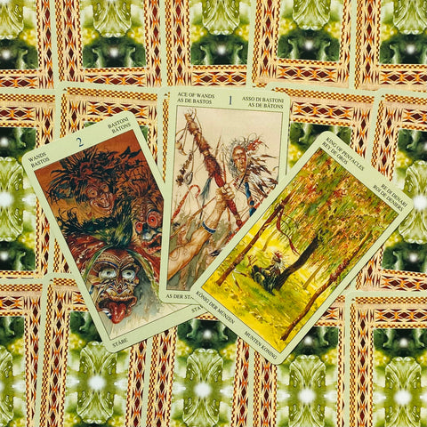tarot kortos Wild Unknown — trys atvertos kortos (Lazdų tūzas, Lazdų 2, Pentaklių karalius) ant žalsvo ornamentuoto fono