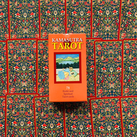 Kamasutra tarot kortų rinkinys: oranžinė dėžutė su 78 erotinėmis ir dvasinėmis kortomis ant išskleistų nugarėlių