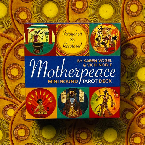Motherpeace mini apvalios taro kortos — pakuotės priekinis dangtis su spalvingais simboliais ant aukso fono