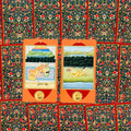 tarot kortos Indijos stiliaus, dvi atidengtos oranžinės kortos (8 ir 7) centre ant tamsiai mėlyno gėlių rašto fono
