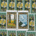 tarot kortos su atverstu Asas ir 2 lazdų dizainu, ornamentinėmis auksinėmis rėmomis ir žaliomis nugarėlėmis, detalus artinimas, skirtas kortų variantų parodymui
