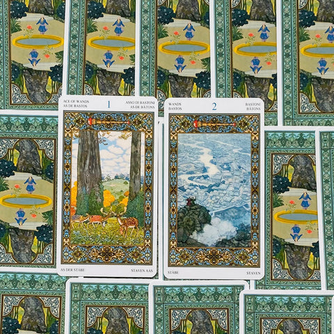 tarot kortos su atverstu Asas ir 2 lazdų dizainu, ornamentinėmis auksinėmis rėmomis ir žaliomis nugarėlėmis, detalus artinimas, skirtas kortų variantų parodymui