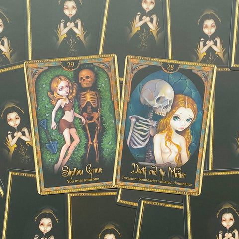 Tarot kortos su dviem iliustruotomis kortomis Shallow Grave ir Death and the Maiden ant juodo fono, priekinis planas