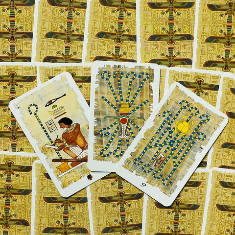 Tarot kortos Egipto stiliaus, geltoni ir mėlyni hieroglifų motyvai, trys atverstos kortos centre, produktų galerijai skirtas variantas