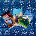 Tarot kortos trijų kortų išdėstymas: mėlynos nugarėlės su trikampio simboliu ir trys atviros, spalvotos iliustracijos