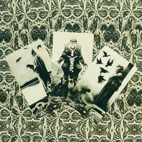 Tarot kortos rinkinys: trys juodai baltos iliustruotos kortos išfanuotos ant ornamentuoto fono, akcentuojančios skirtingus simbolius
