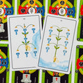 Tarot kortos taurės 7 ir 6, akvarelinis motyvas su ranka laikančia stiebus, iš viršaus ant spalvoto nugarėlių rašto