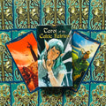 Tarot kortos Celtic Fairies dėžutė centre su dviem atverčiomis kortomis ir žaliais ornamentiniais nugarėliais