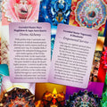 Orakulo kortos, dvi atverstos šviesiai violetinės kortos su Divine Alchemy ir Empowered Service afirmacijomis, apsuptos spalvingų nugarėlių