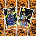 Tarot kortos Halloween serija, dvi atviros kortos King of Bats ir Queen of Bats ant oranžinės–juodos kortų nugarėlės