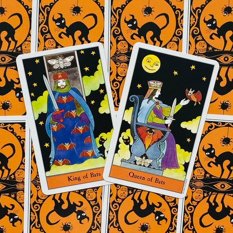Tarot kortos Halloween serija, dvi atviros kortos King of Bats ir Queen of Bats ant oranžinės–juodos kortų nugarėlės