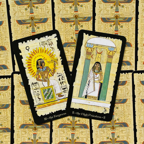 Tarot kortos Egipto tematikos, Empress ir High Priestess priekiniai kortų variantai ant hieroglifais dekoruoto fono