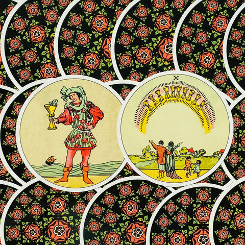 Tarot kortos Marseille stiliaus, dvi matomos kortos (Jaunuolis ir Dešimt taurės) su juodu gėlių nugarėles raštu, parodytas priekis ir nugarėlė