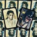 Tarot kortos su dviem paryškintomis kortomis — 28 (jaunas vyras) ir 27 (maskuota moteris), gotikinis stilius.