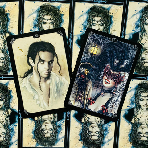 Tarot kortos su dviem paryškintomis kortomis — 28 (jaunas vyras) ir 27 (maskuota moteris), gotikinis stilius.