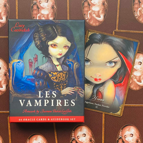 Oracle kortos Les Vampires — dėžutė su 44 kortų rinkiniu, priekyje atversta korta „Hunter“ ir gotiška pakuotė