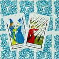 tarot kortos Rider–Waite stiliaus dviejų kortų išklotinė: Two of Cauldrons ir Eight of Rods ant mėlyno ornamentuoto fono