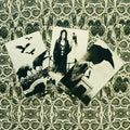 tarot kortos juodai baltos iliustracijos, trys kortos išdėstytos vėduoklės formoje ant ornamentuoto fono