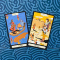 Tarot kortos – dvi Swords kortos plokščiai ant mėlyno labirinto fono, ryškios oranžinės ir mėlynos iliustracijos