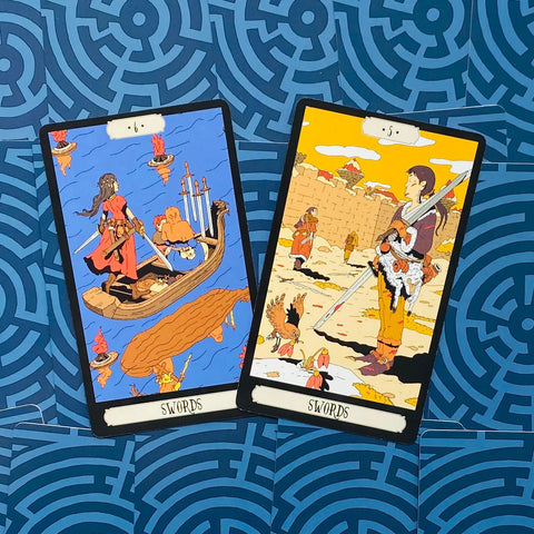 Tarot kortos – dvi Swords kortos plokščiai ant mėlyno labirinto fono, ryškios oranžinės ir mėlynos iliustracijos