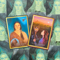 Tarot kortos — artimas dviejų atvertų kortų rinkinys su auksuotais rėmeliais, numeriai 11 ir 10, ant žalsvo fono
