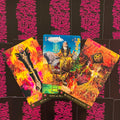 Tarot kortos trijų kortų ištrauka su ryškiai rožiniais nugarėlių raštais ir sodriomis, mistinėmis iliustracijomis