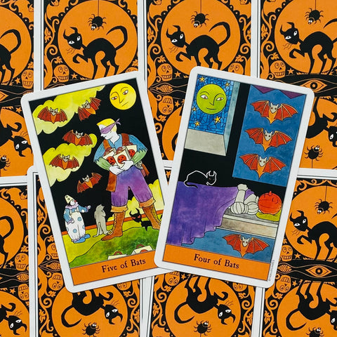 Taro kortos, Halloween tematikos „Bats“ serija: Five ir Four kortos su ryškiomis iliustracijomis ant oranžinės katės nugarėlės