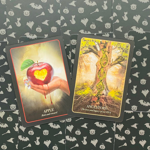 Tarot kortos su pirmaisiais paveikslais, „Apple“ (raudonas obuolys) ir „Ancestors“ (DNA medis), parodytos dizaino peržiūrai