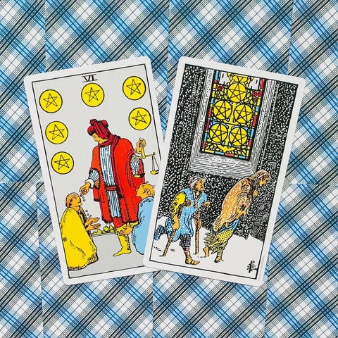 Tarot kortos Rider–Waite: penkių ir šešių monetų kortos ant mėlyno languoto fono, šiek tiek pasuktos, skirtos pranašavimui