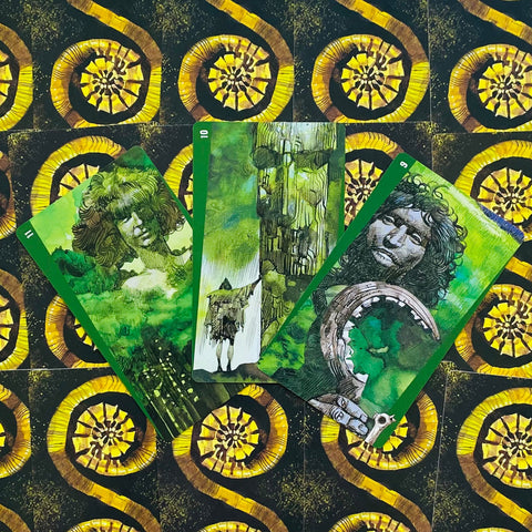 Taro kortos žaliame akvareliniame dizaine, keturios atverstos kortos demonstruoja detalius piešinius ant spiralinių nugarėlių