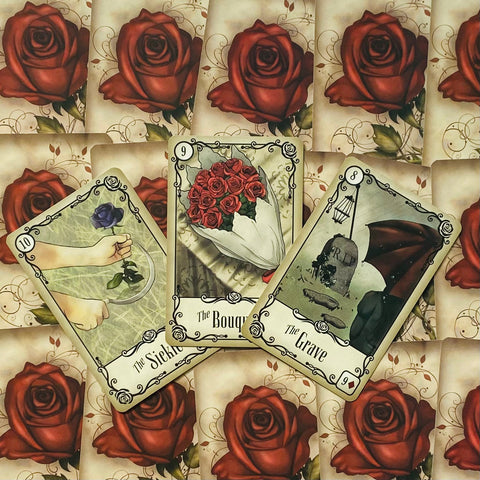 tarot kortos Vintage Roses: trys atvertos kortos su raudonų rožių nugara, matomos vidinės iliustracijos (Puokštė, Kapas, Liga)