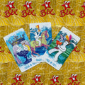 tarot kortos trijų Taurų kortų komplektas (Queen, Knight, Page) kampu išdėstytos ant Bix auksinio fono su ryškiomis mėlyna, žalia ir violetine iliustracija