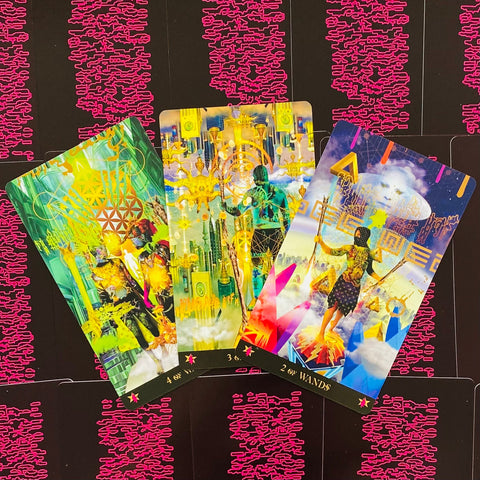 Tarot kortos — trys ryškios futuristinio stiliaus kortos (2, 3 ir 4 lazdelės) suglaustos vėduoklėje ant juodo fono su rožiniais simboliais