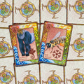 Tarot kortos su atvertomis Gorilla (19) ir Bee (18) kortomis, ryškiais aukso rėmais ir rožiniu fonu, parodytos iš viršaus kaip priekinių iliustracijų variantas