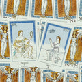 Tarot kortos komplektas su mėlynomis rėmelėmis, gulsčiai išdėstytas; matomos Prudence (17) ir Hope (16) priekinės kortos