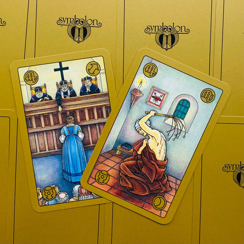 Tarot kortos Symbolon su auksiniu kraštu, dvi iliustruotos kortos (Teismas ir Devyni rykštai) parodytos šonu