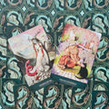 tarot kortos su dviem atverstomis kortomis Queen of Hearts ir Prove Yourself ant žalsvų drakonų nugarėlių, detalesni iliustruoti motyvai