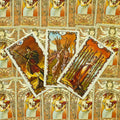 Tarot kortos aukštos kokybės komplekte — trijų kortų išklotinė: riteris, dešimtukė ir devintukė, pateiktos iš priekio