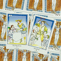 Tarot kortos – dvi priekinės kortos (The Magician ir The Fool) su mėlynais rėmeliais ant atidengto komplekto