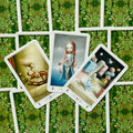 Tarot kortos iliustracinis rinkinys su žalios augmenijos nugarėlėmis ir trimis meniškai atvertomis kortomis