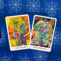 tarot kortos spalvingos priekinės iliustracijos — Ace of Wands ir King of Swords, pasvirusios ant mėlyno geometrinio nugarėlių fono